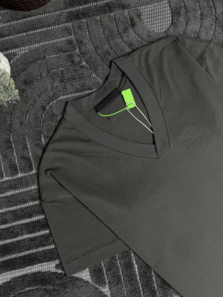 Футболка Essentials V-Neck