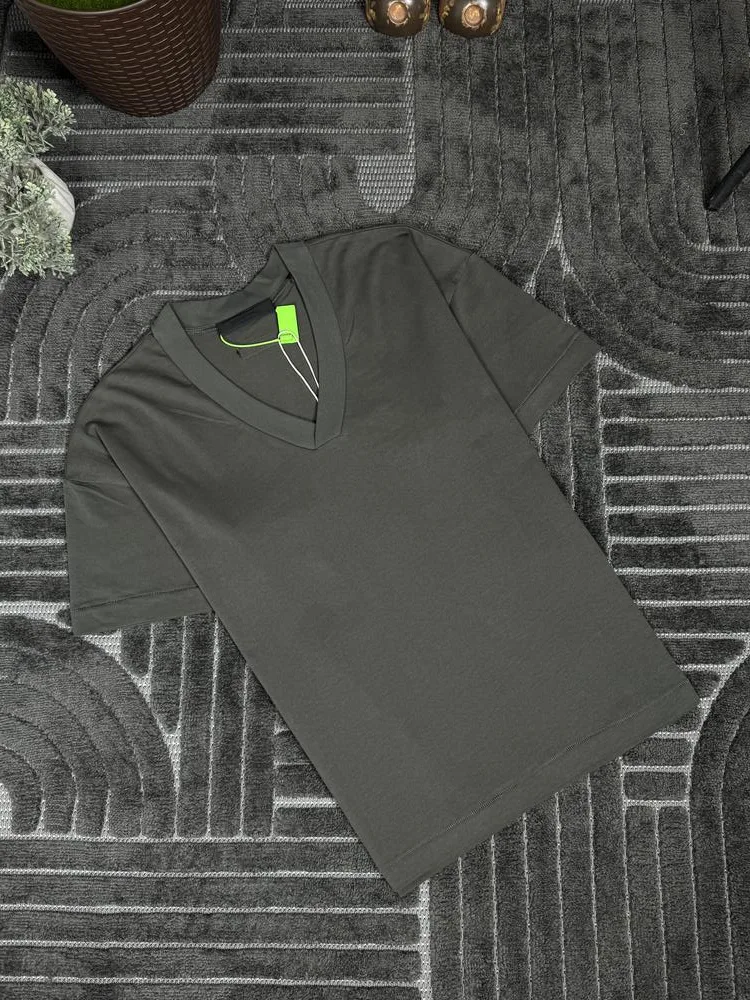 Футболка Essentials V-Neck