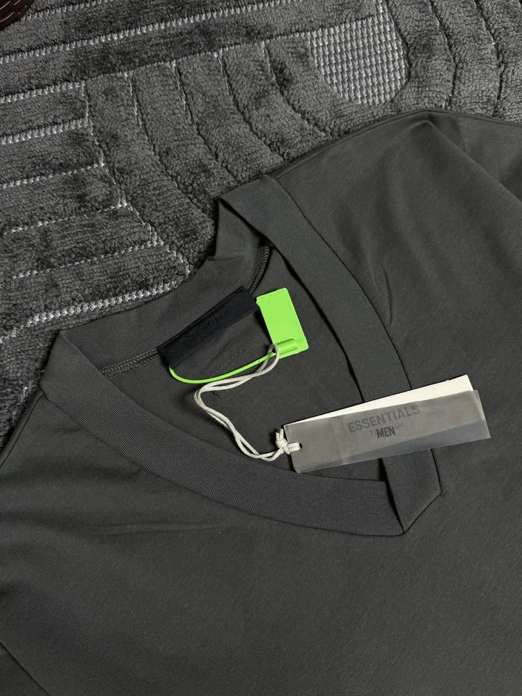 Футболка Essentials V-Neck