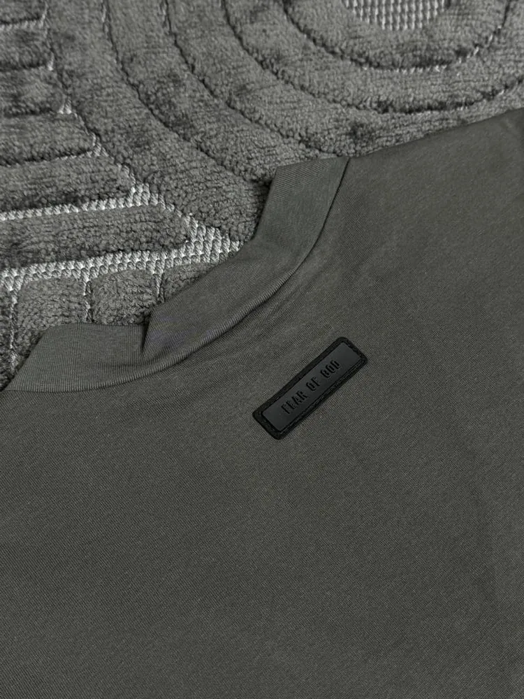 Футболка Essentials V-Neck