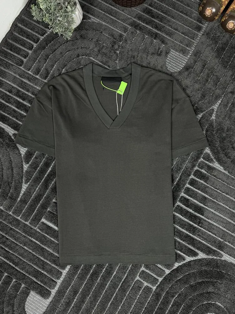 Футболка Essentials V-Neck